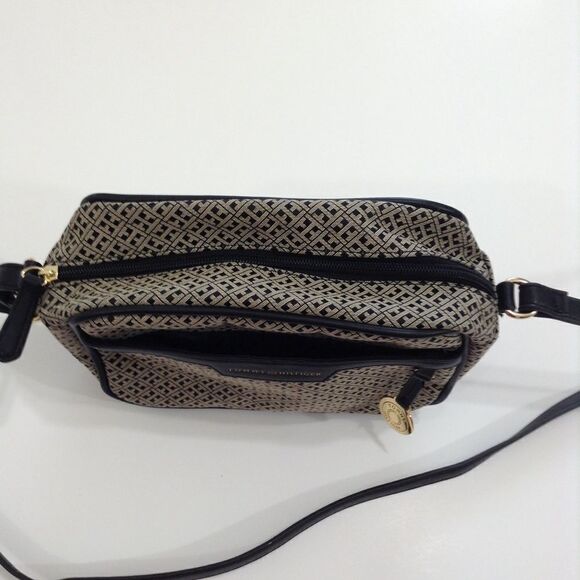 Tommy Hilfiger Camera Style Crossbody Bag - Picture 2 of 6